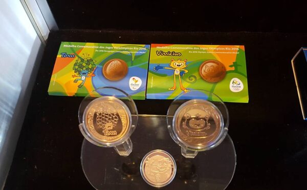 JOGOS OLIMPICOS RIO 2016 MEDALHA DO MASCOTE VINICIUS EM BRONZE EM CASULO E ESTOJO ORIGINAL DA CASA DA MOEDA